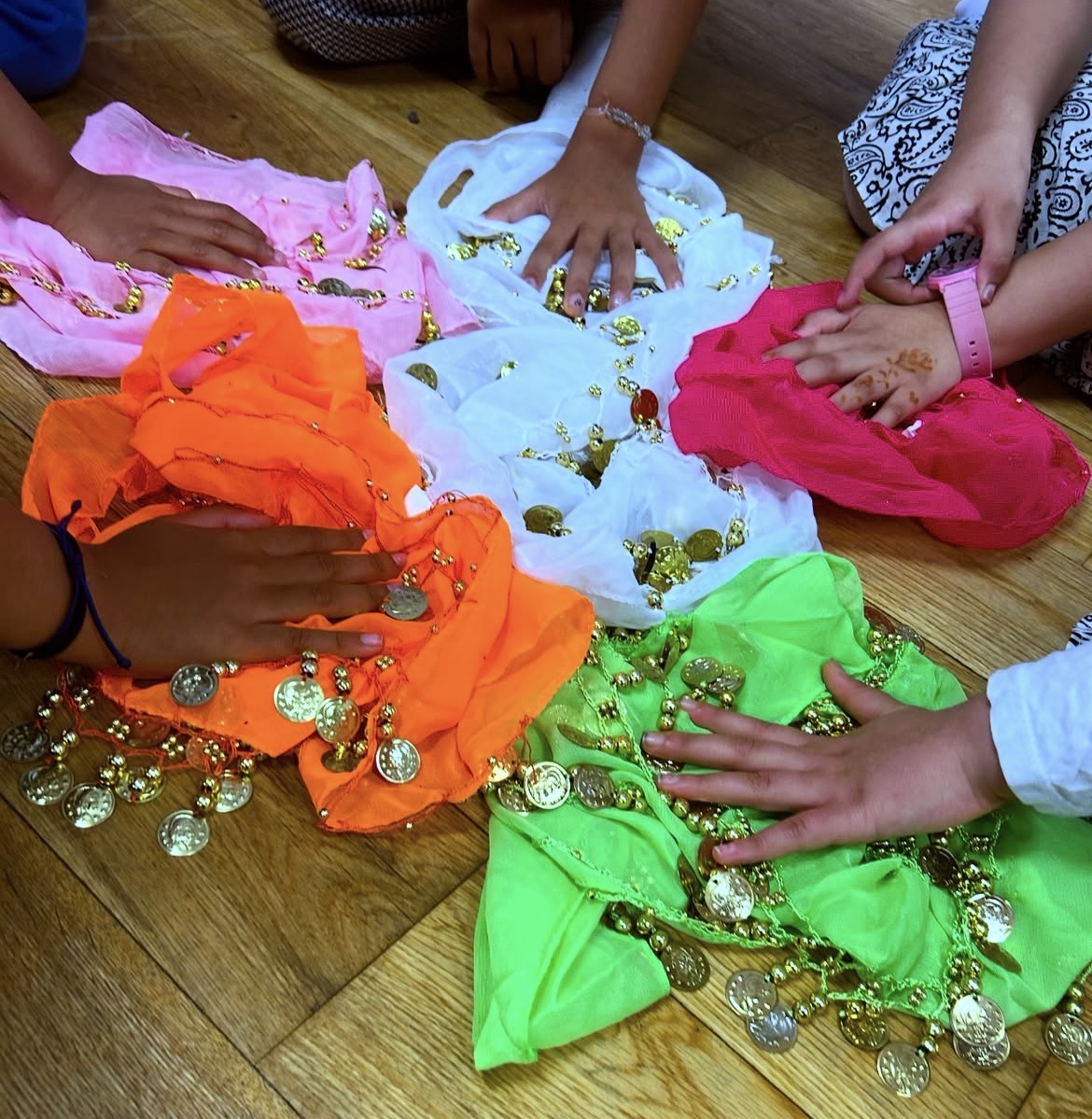 Une élève des Petites Étoiles d'Orient pendant un cours de danse orientale